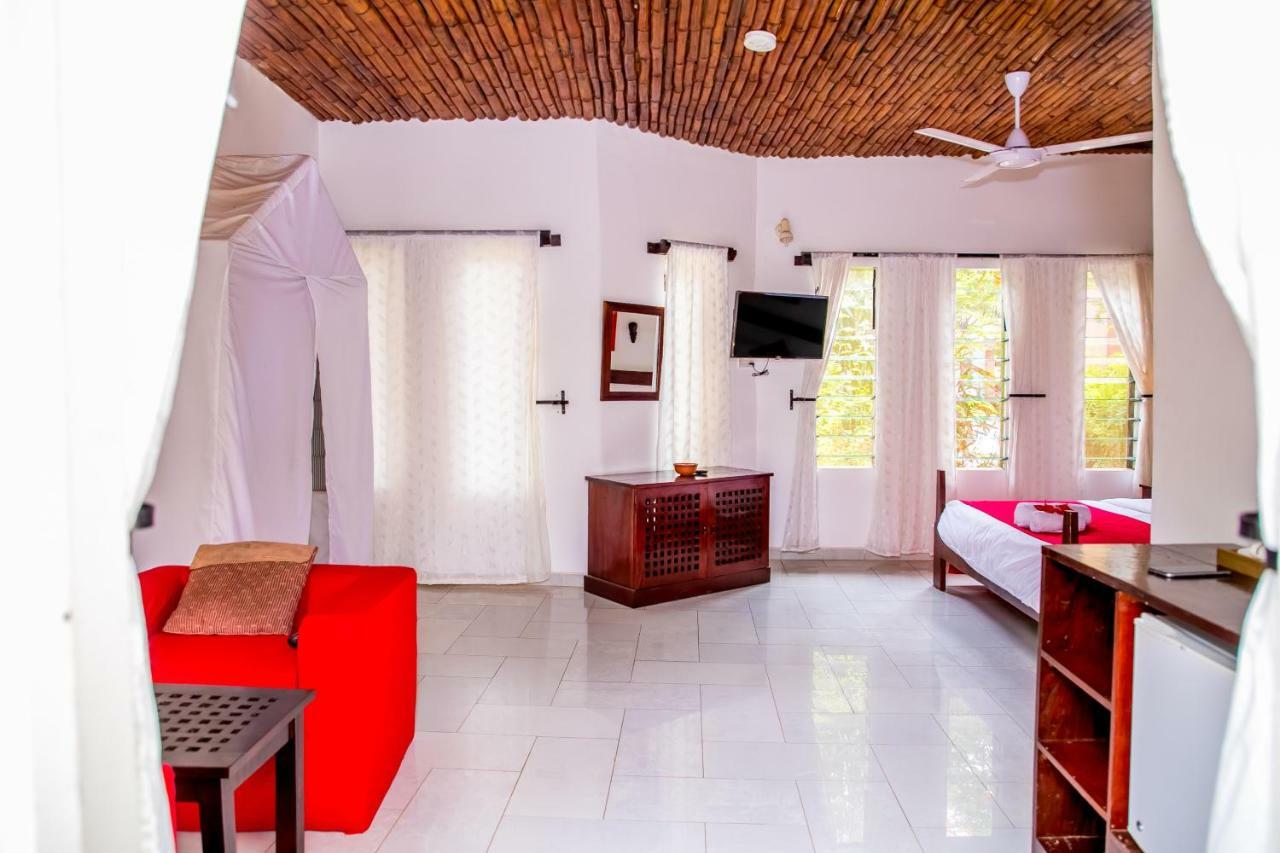 Hibiscus House Gambia Hotel Brufut Екстериор снимка