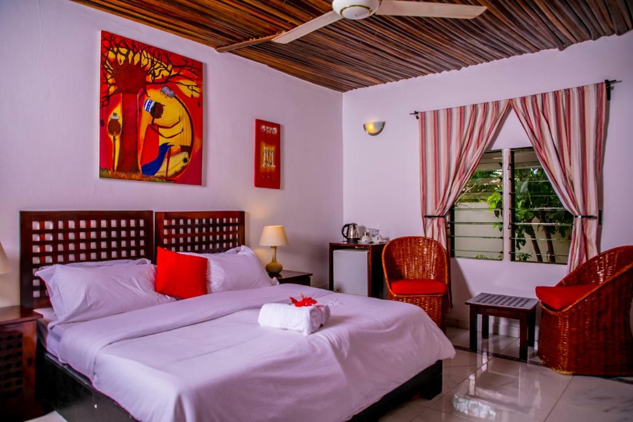 Hibiscus House Gambia Hotel Brufut Екстериор снимка