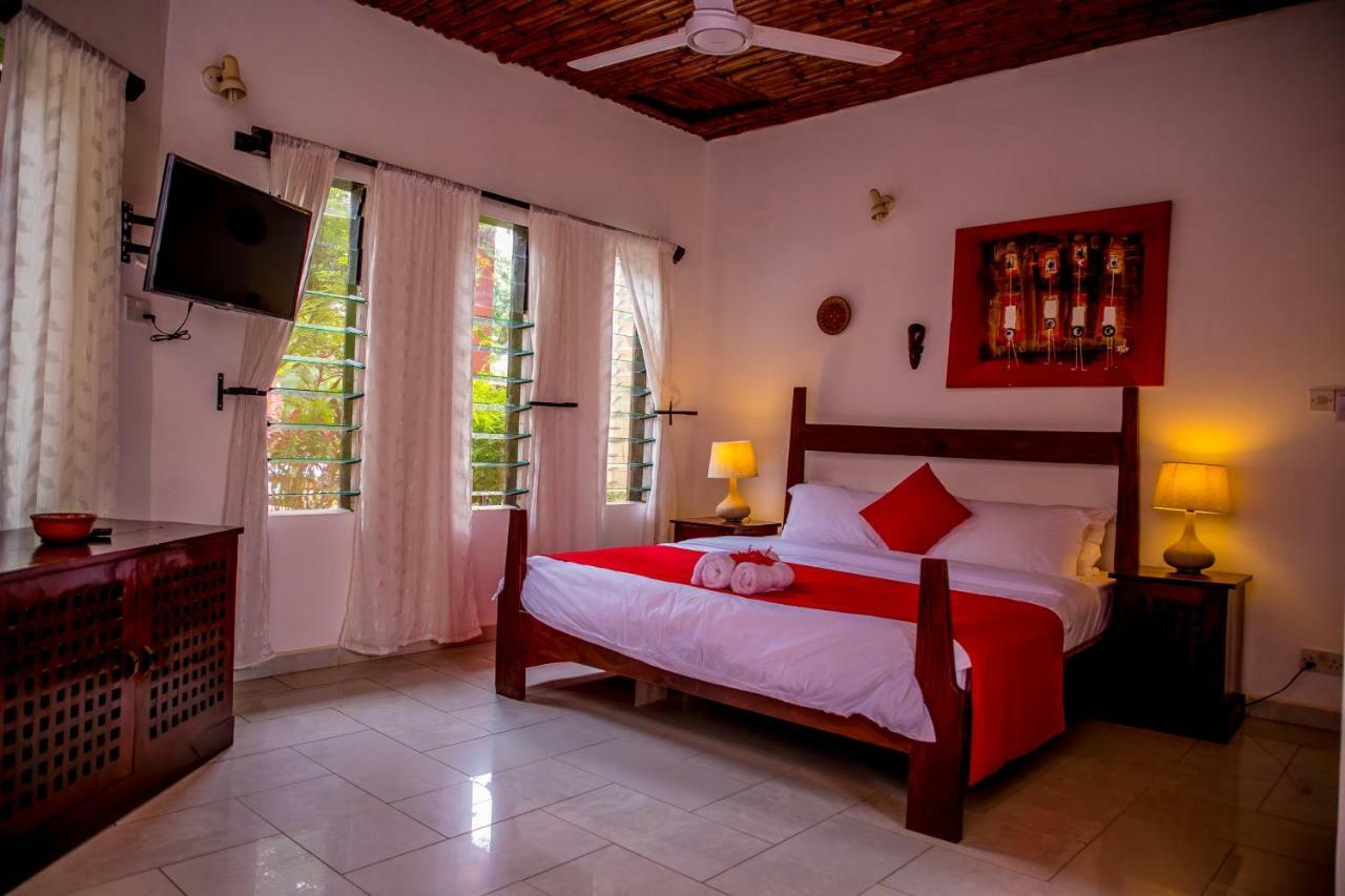 Hibiscus House Gambia Hotel Brufut Екстериор снимка