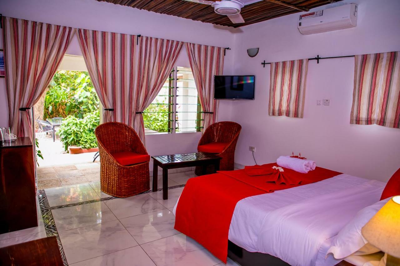 Hibiscus House Gambia Hotel Brufut Екстериор снимка